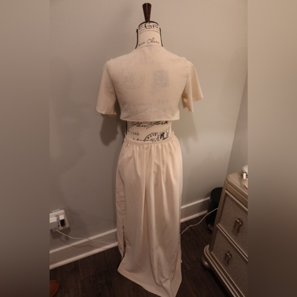 Cream and white maxi dress with a bow tie in the front and short sleeves. - Picture 3 of 3